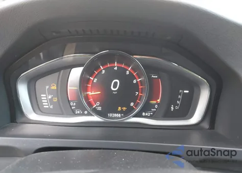 2017 Volvo V60 T5 Platinum z USA, uszkodzony, nr VIN YV140MEM7H1361357